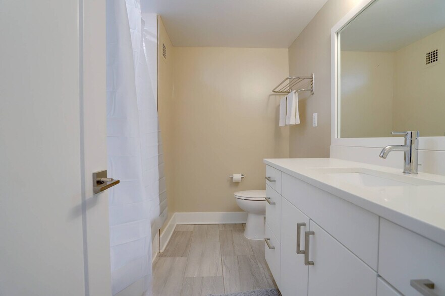 Building Photo - 1201 S Bell St