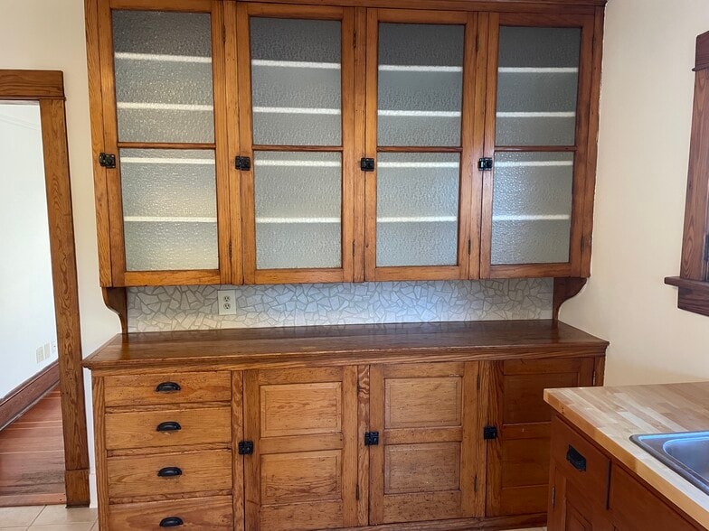 Building Photo - 207 Safford St