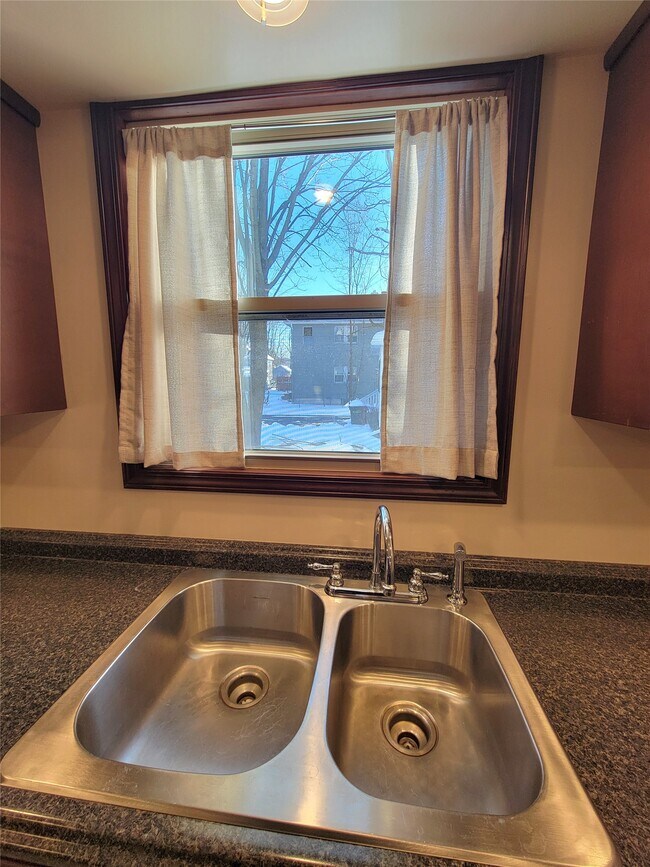 Building Photo - 90 Broad Ave