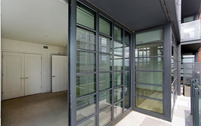 Building Photo - 1 Bed Plus Den 1 Bath! Pets Welcome! Pool!