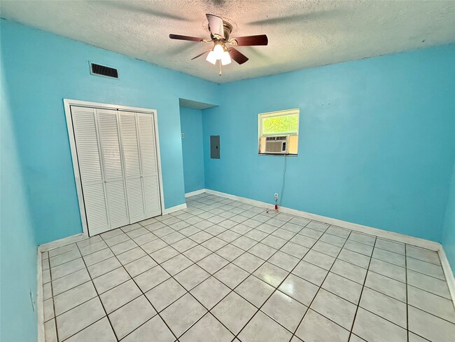 Building Photo - 2434 Shady Creek Ln