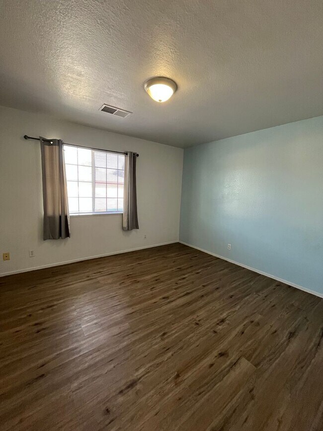 Building Photo - Available Now! Move-In Ready