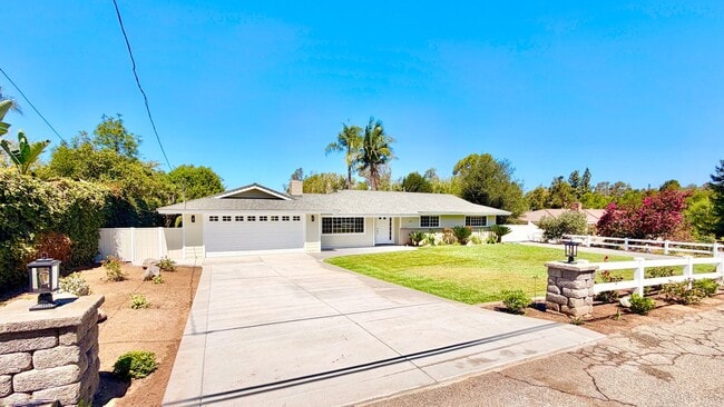 Building Photo - Lovely Single Story Home, Great Neighborhood, Amazing Yard Space, Close distance to Downtown Fall...