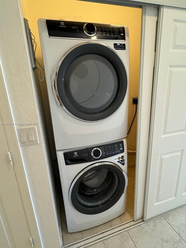 Building Photo - 297 Las Brisas Cir