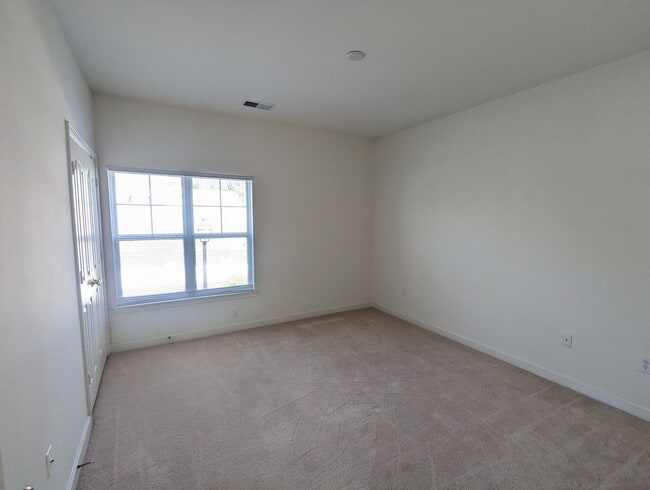 Building Photo - CORNELIUS  2 BEDROOM TOWNHOME