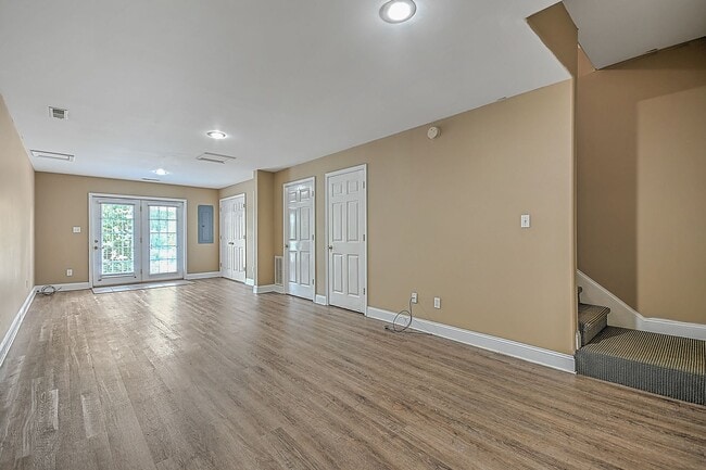 Building Photo - 24 Lake Village Ct