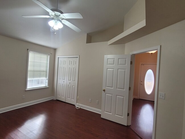 Building Photo - MODERN 3/2 w/ Garage, Spa Tub, Wood Floors...