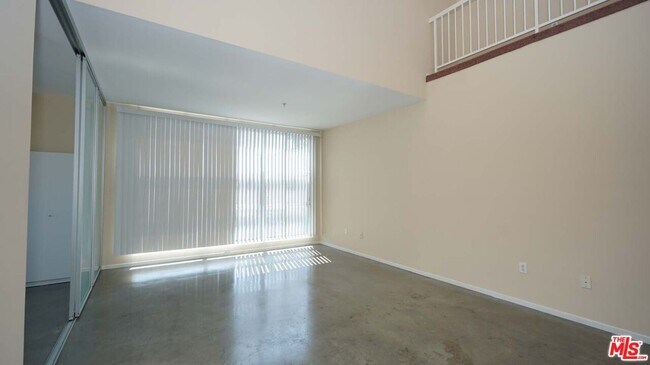Building Photo - 922 W 23rd St