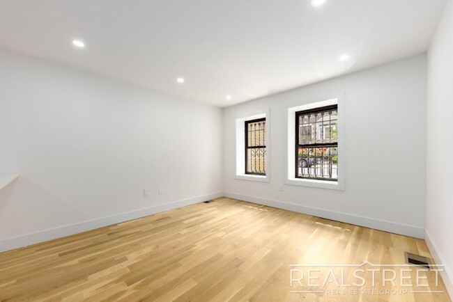 Building Photo - Stunning Brand New 2 Bed Duplex with Backy...