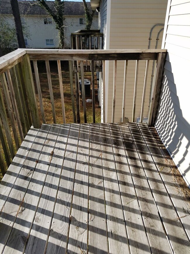 Building Photo - Completely Renovated in 2023 Second Level Condo