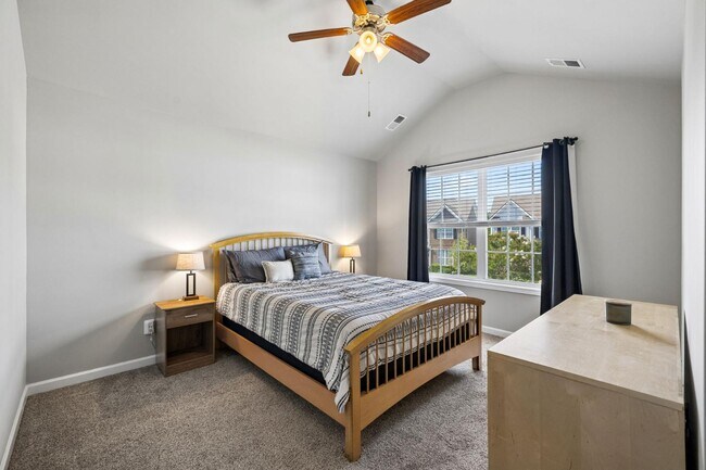 Building Photo - 1045 Enclave Ave