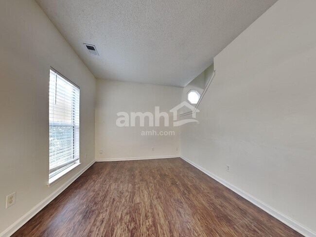 Building Photo - 1617 Oak Knoll Ln