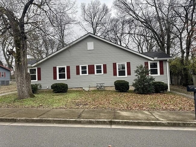 Building Photo - 305 E Park Ave