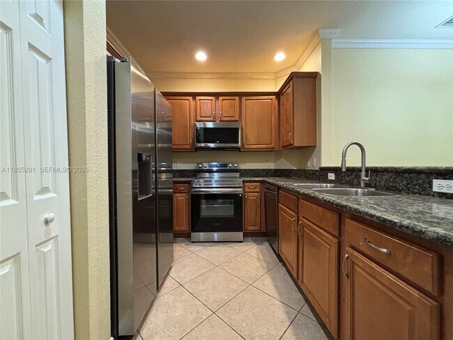 Building Photo - 9053 Plymouth Pl