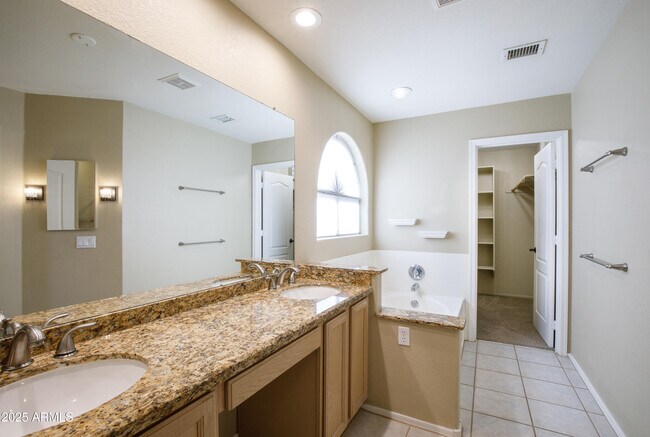 Building Photo - 9643 E Sheena Dr