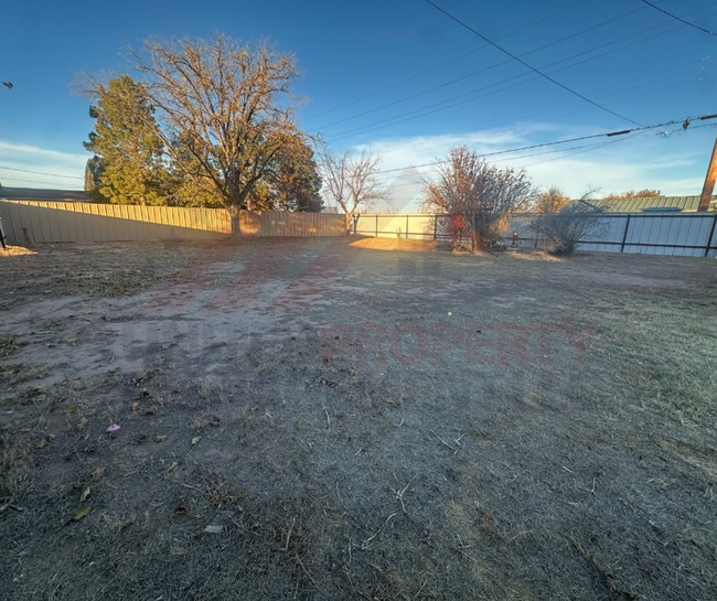 Building Photo - 3 bedroom, 2 bathroom home on large lot close to High School