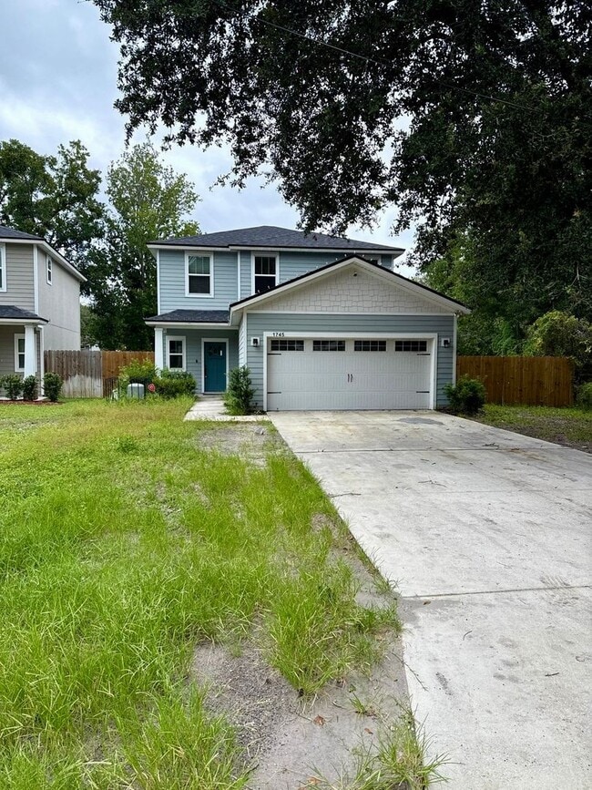 Building Photo - Great 3 bed 2.5 Bath House close to Intrac...