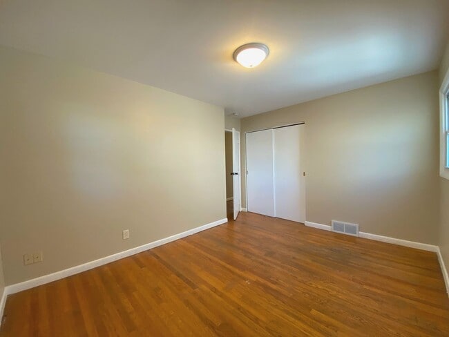 Building Photo - 2237 Wentworth Ave