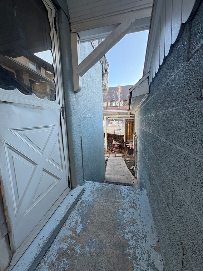 Building Photo - 39-43 W 880 N