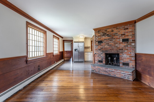 Building Photo - 8 Southbury Rd