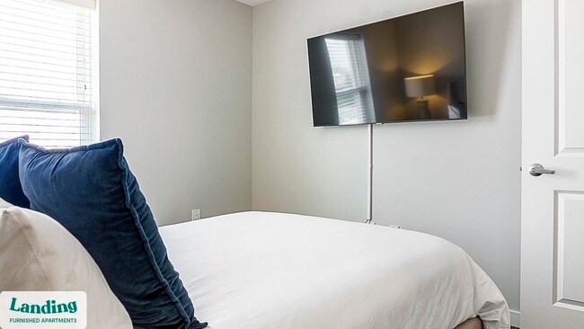 Building Photo - 335 W 9th St