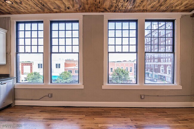 Building Photo - 103 N Center St
