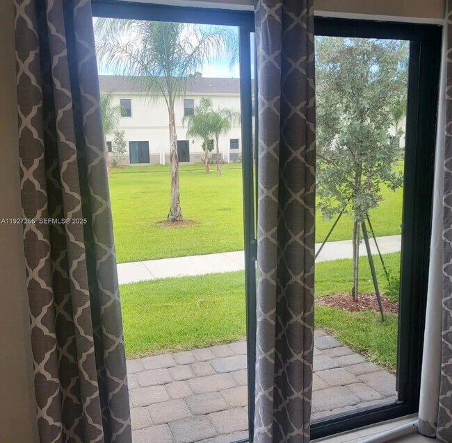 Building Photo - 1137 SW 6th Ct