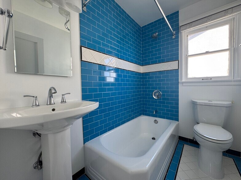Building Photo - 554 E Cypress Ave