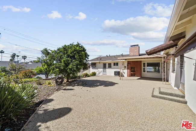 Building Photo - 100 E Kenneth Rd