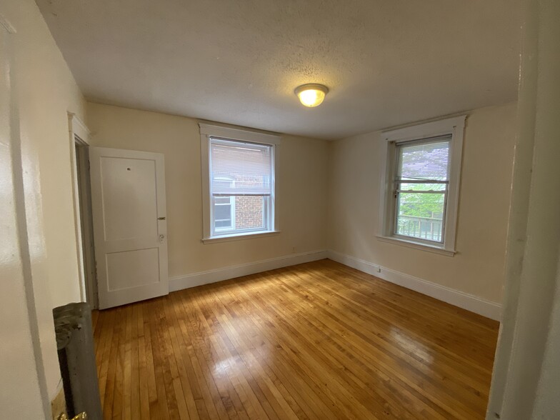 Building Photo - 10 Barrows St