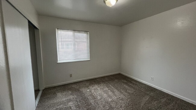 Building Photo - ** Move in special $1995 moves you in - Includes Deposit and January 2026 Rent. ** Updated interi...