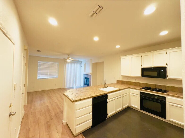Building Photo - 3060 Tintorera Way