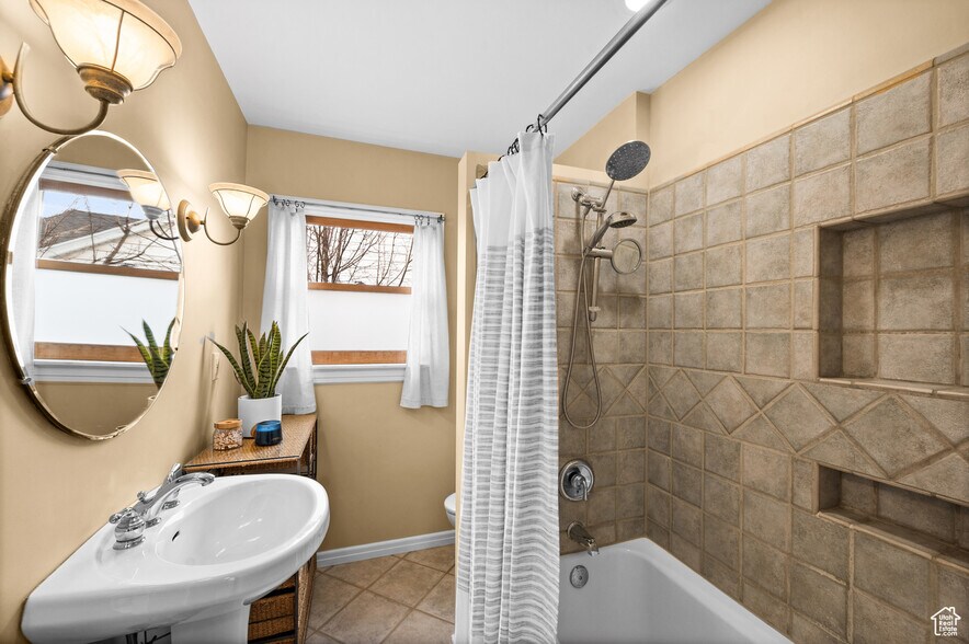 Upstairs bathroom - 2792 S Imperial St