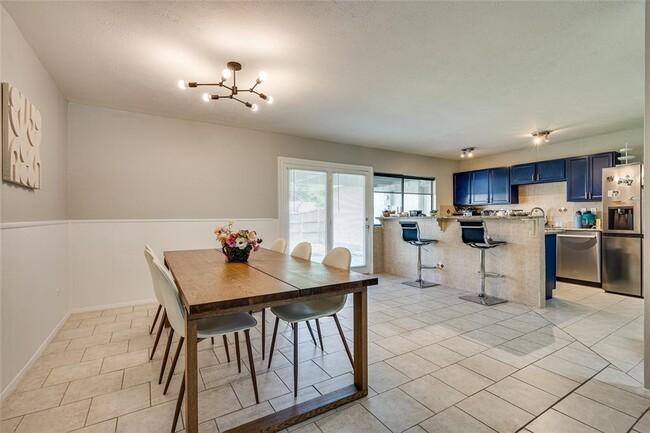 Building Photo - 3321 Pinion Dr