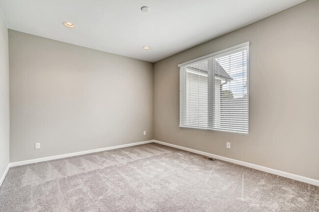 Building Photo - Beautiful + Spacious 2 Bed Townhome