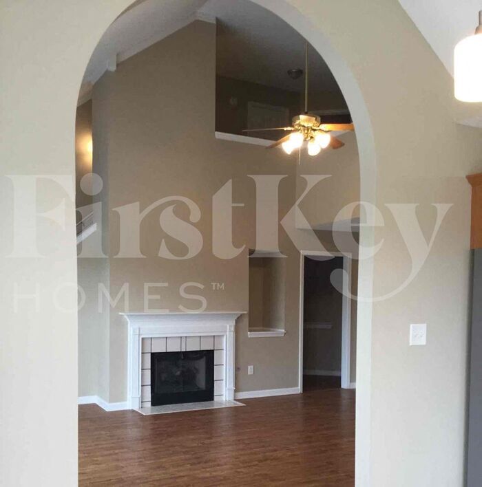 Building Photo - 10166 Green Moss Dr N