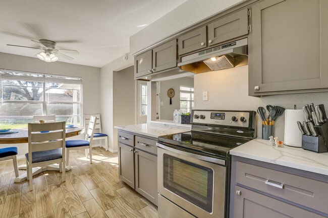 Building Photo - 8020 Botany Ln