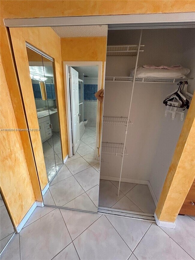 Building Photo - 100 Golden Isles Dr