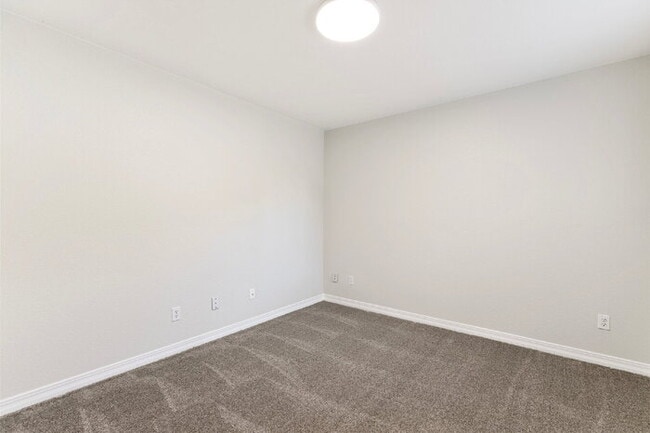 Building Photo - Updated Townhome with Views – Minutes to P...