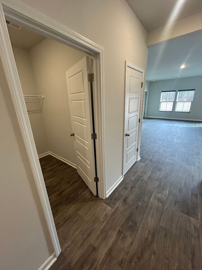 Building Photo - Field View 4BD/ 2BA