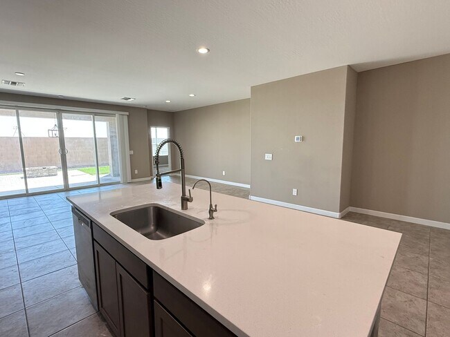 Building Photo - Beautiful Newer 4 Bedroom 3 Bathroom Anthem at Merrill Ranch Home!