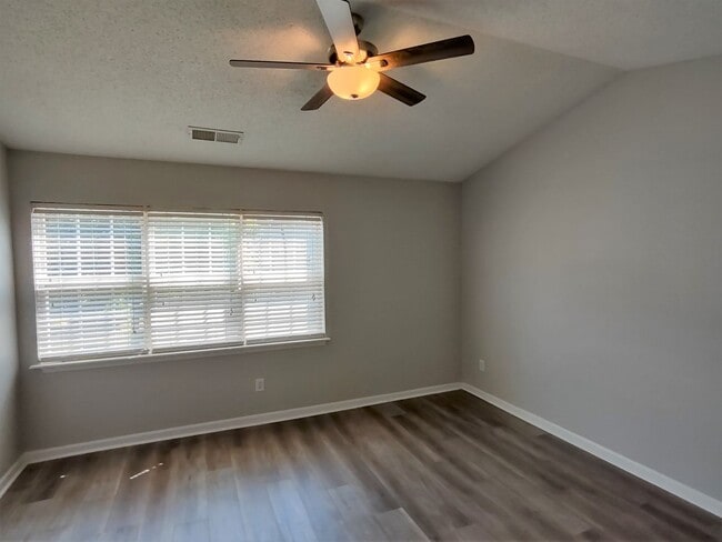 Building Photo - Beautiful Townhome in University Heights C...