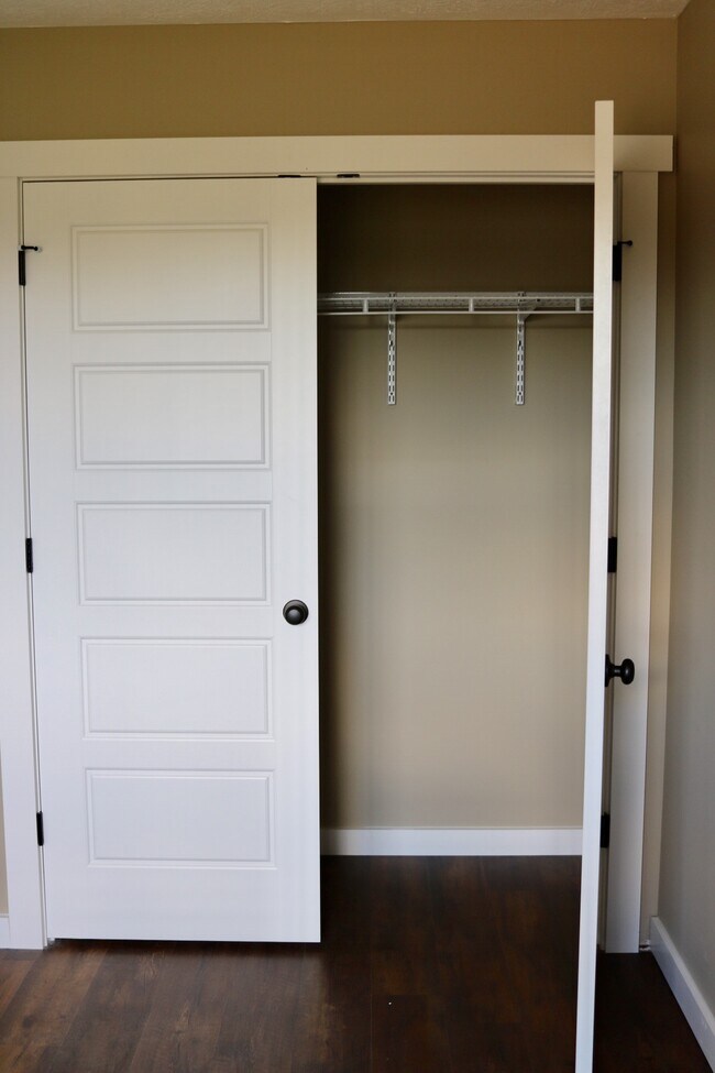 Building Photo - 8 Honey Locust Ln