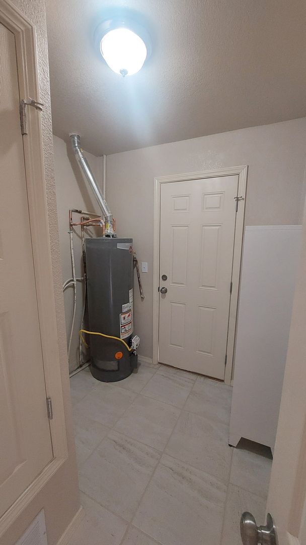 Building Photo - 4 bedroom 2 bathroom home ready now!!!!