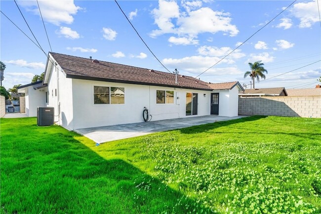 Building Photo - 15542 Mayflower Ln