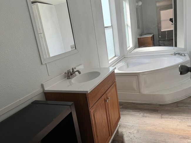 Building Photo - 3 Bedroom, 2 Bath home in Branford