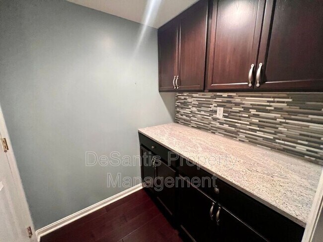 Building Photo - 945 Montclair Dr