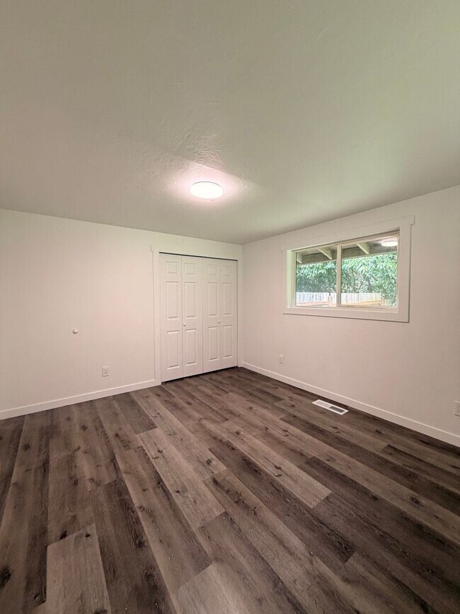 Building Photo - 3-Bedroom 1-bathroom apartment in Creswell!