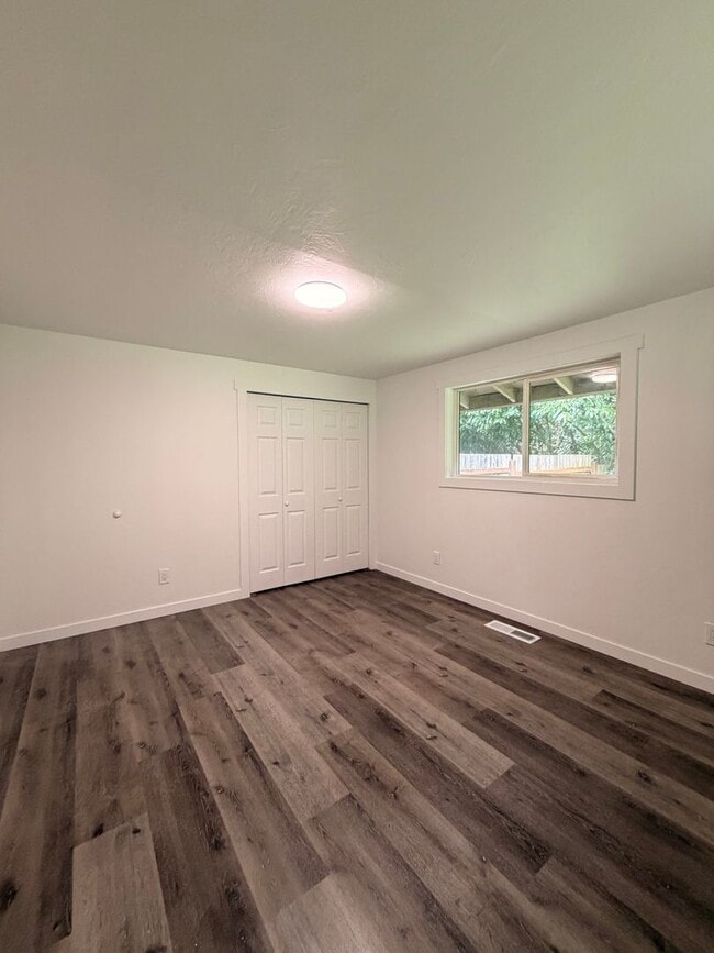 Building Photo - Fully Remodeled 3-Bedroom apartment