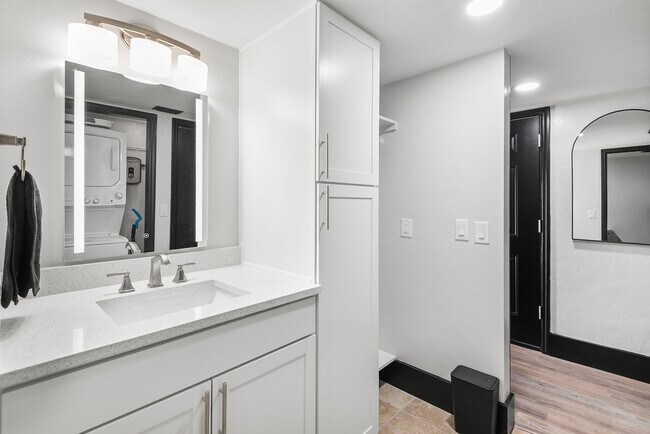 Building Photo - 5062 Sherwood Ln